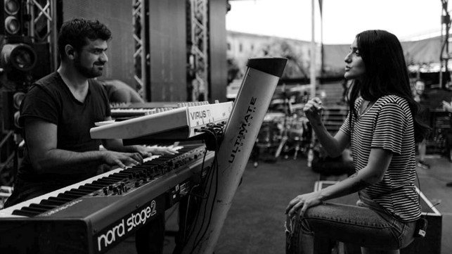 levante in primo piano durante le prove di un concerto