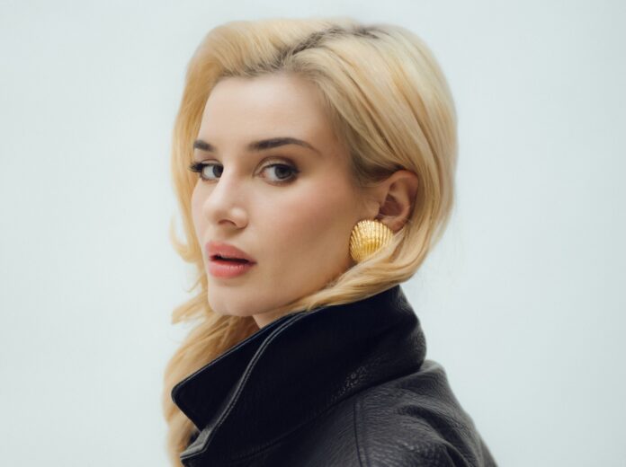 Amore Business il nuovo singolo di Beatrice QuintaBEATRICE - zetatielle Magazine - QUINTA_Amore Business_foto amore business - beatrice quinta in primo piano di profilo, capelli lunghi e biondi, indossa un giubbotto nero