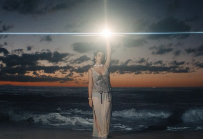 angelicaa del nibbio in primo piano, in posa come la statua della libertà