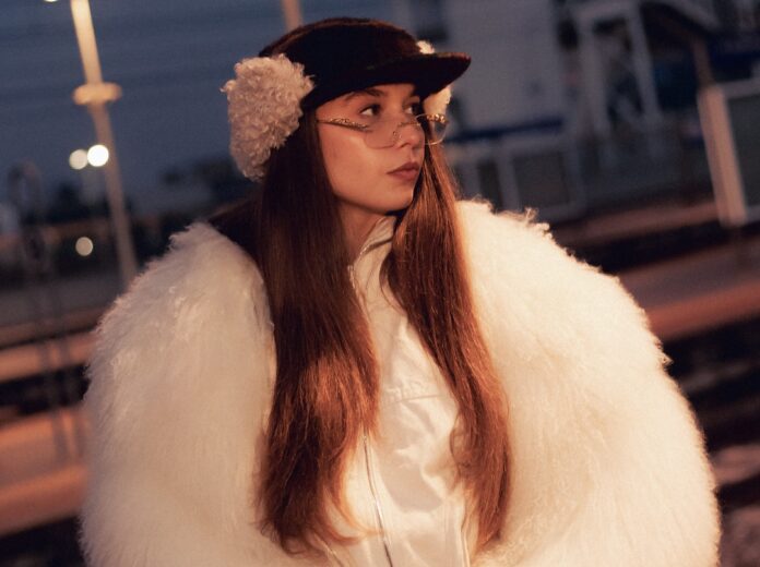 aquiloni - margherita principi in primo piano, indossa un voluminoso pellicciotto bianco