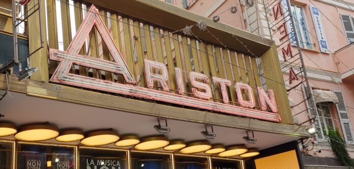 Aspettando Sanremo 2026 A un passo dal festival, come raccontare la musica oggi e il valore del giornalismo - l insegna del teatro Ariston