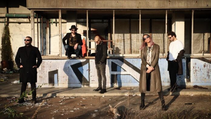 calantha - linee - la band al completo fotografata all'aperto