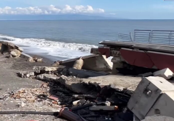 Ciclone Harry in Sicilia - una veduta del mare, lungomare devastato dall alluvione con tanti detriti e strade distrutte -