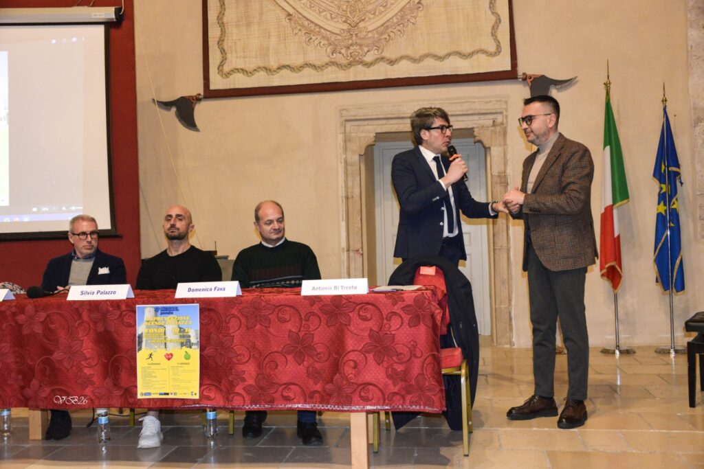 “La prevenzione scende in piazza” a Fondi: grande partecipazione nei due giorni dedicati alla salute e al benessere - un momento del convegno con tanta gente seduta che ascolta