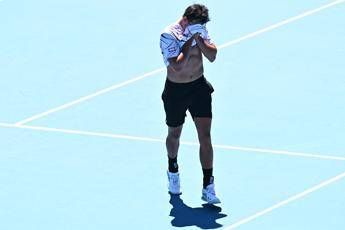 Darderi, la racchetta lanciata contro Sinner e la ‘maledizione’ del bambino in tribuna