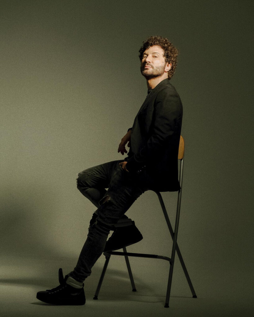 joseba label - irama - gianni testa seduto su uno sgabello