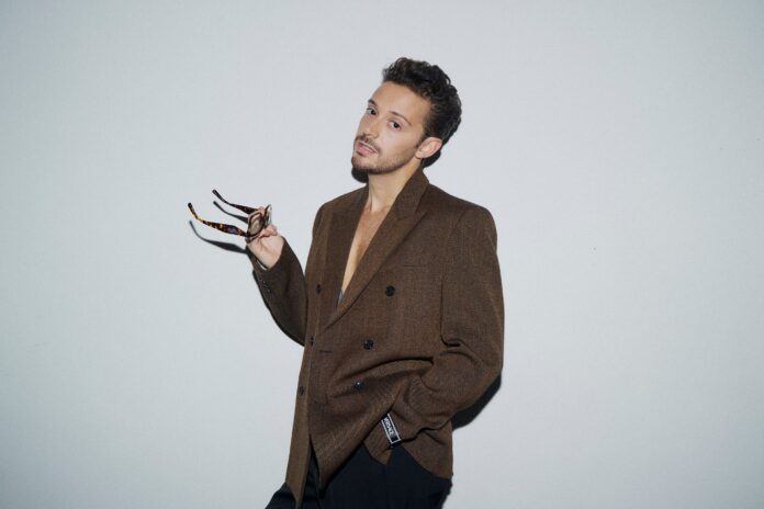 fashion week - ruggero in primo piano, indossa un vestito marrone