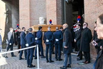 Funerali Valentino, l’ultimo saluto a Roma. Giammetti: “Non ti farò dimenticare”