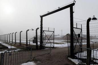 Giorno Memoria, Mattarella: “Rigore Ue contro antisemitismo”. Meloni: “Condanniamo complicità regime fascista”