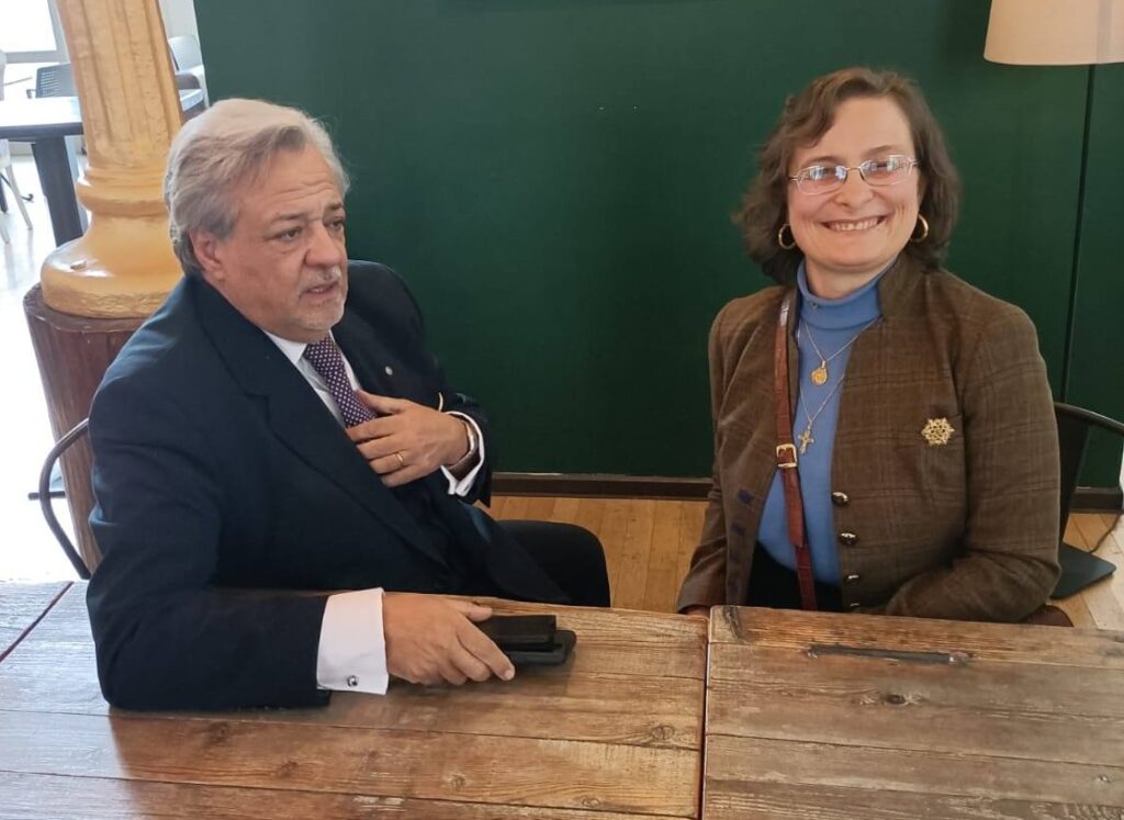 Riccardo Ghidella, a sinistra, seduto al tavolo con Maura Maffei durante l'intervista.