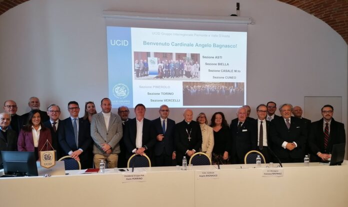 Il cardinale Bagnasco parla di speranza a Torino, Dio è all'opera - Zetatielle Magazine - 13 Foto di gruppo dietro il tavolo dei relatori, nel Salotto delle Idee del Collegio degli Artigianelli.