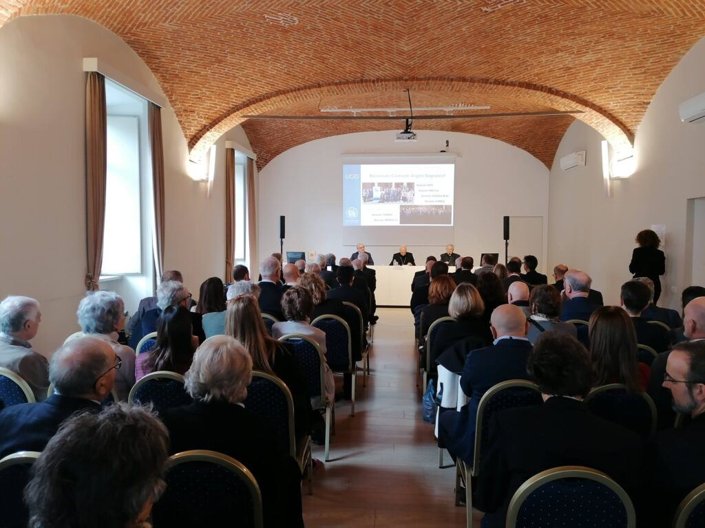 La sala gremita con il tavolo dei relatori sul fondo.