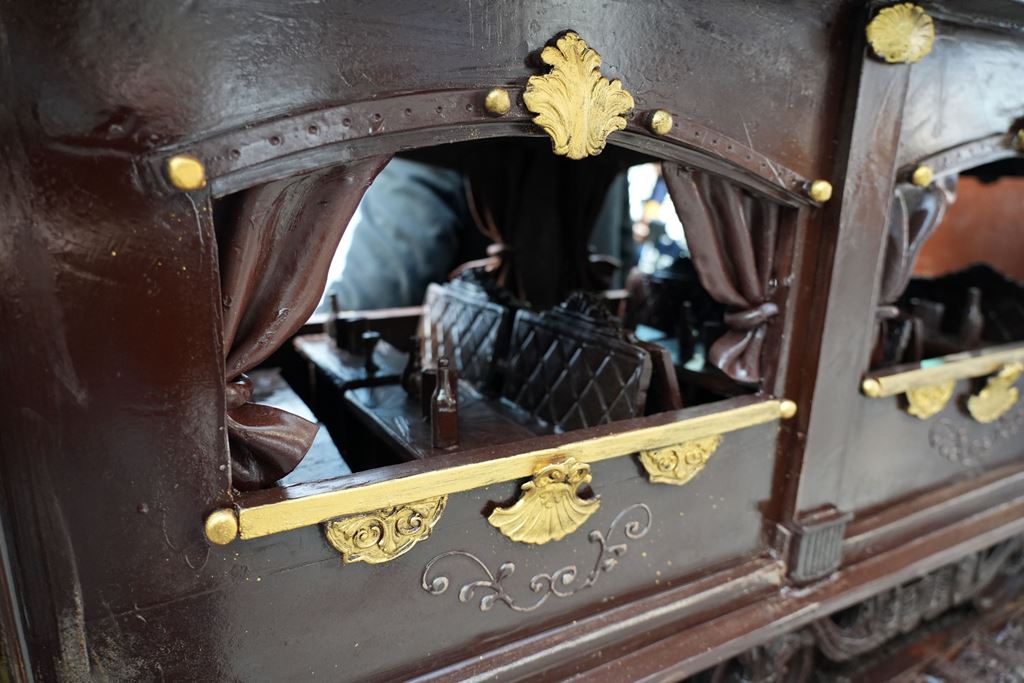 un particolare del finestrino del treno di cioccolato con inserti realistici di aedili e rifiniture fate di cioccolato