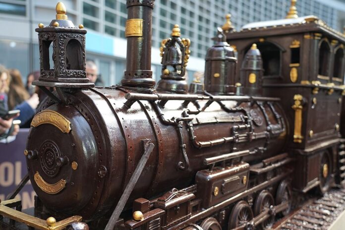 Il treno di cioccolato più lungo del mondo è da record! - Zetatielle Magazine - - in primo piano la locomotiva del treno tutta fatta di cioccolato