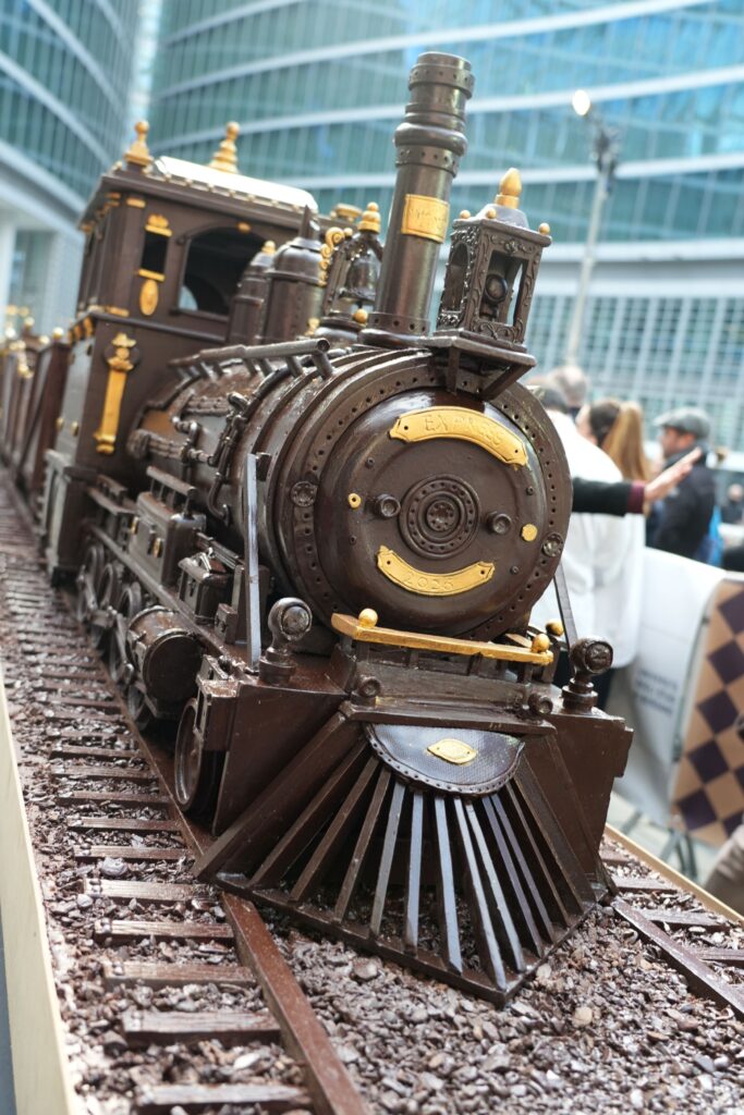 Il treno di cioccolato più lungo del mondo è da record! - Zetatielle Magazine - - in primo piano la locomotiva del treno tutta fatta di cioccolato