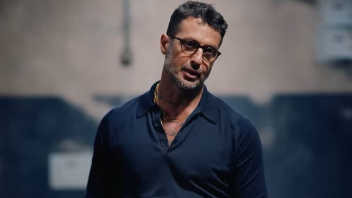 Io sono Notizia Fabrizio Corona con camicia blu, occhiali da sole