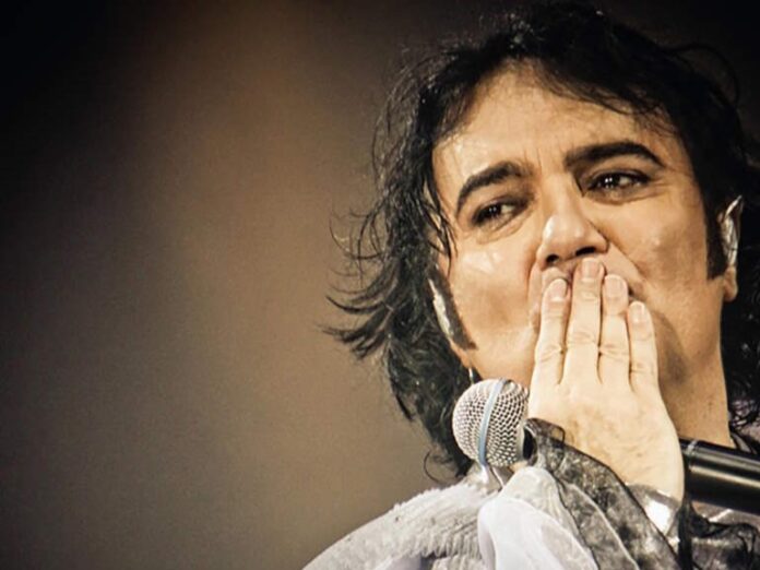 “L’irreversibile ZeroFollia” di Giulio Spadoni -- Zetatielle Magazine (2) renato zero in primo piano durante un concerto