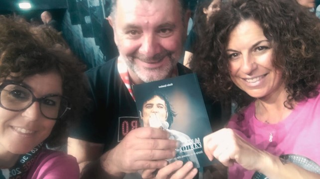 giulio spadoni con una copia del libro in mano