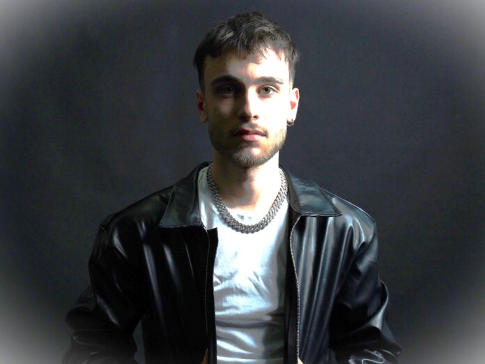 mash in primo piano indossa giubbotto di pelle nera e t-shit bianca