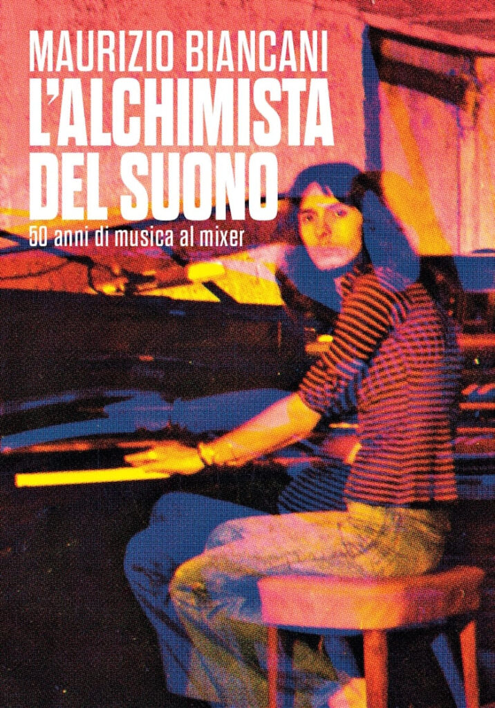 la copertina del libro con Maurizio giovane con capelli lunghi camica rossa è seduto davanti a un mixer e si volta indietro epr guardare l obbiettivo