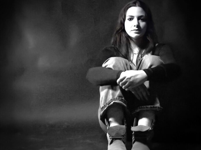 milena melchiorre - punto a capo - la giovane cantautrice fotografata seduta, in bianco e nero