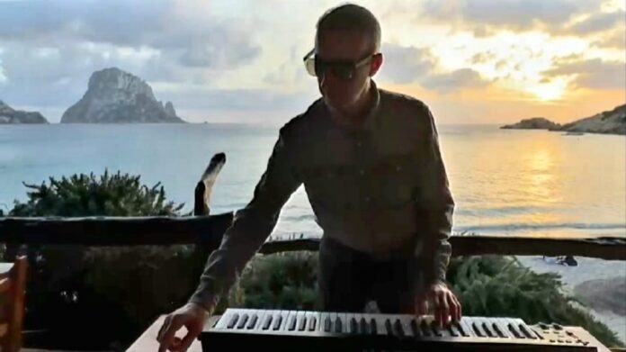 Elements Guido D'Annunzio Curti - suona una tastiera con dietro il mare al tramonto