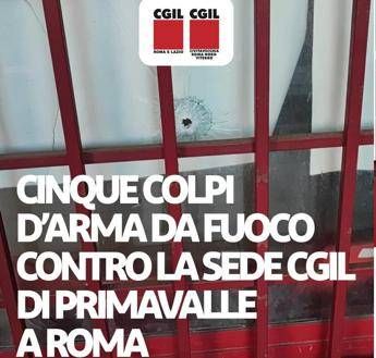 Roma, Cgil: “Cinque fori di proiettile contro la sede di Primavalle”. Indaga la Digos