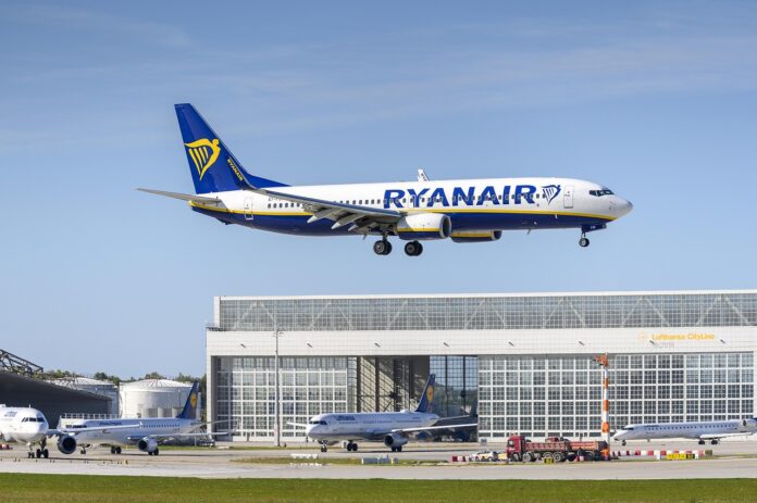 voli Ryanair - un aereo bianco atterra sulla pista di un aereoporto