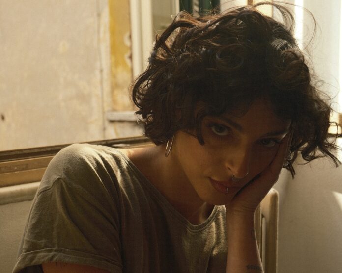 scemo - la giovane cantautrice solamente in primo piano