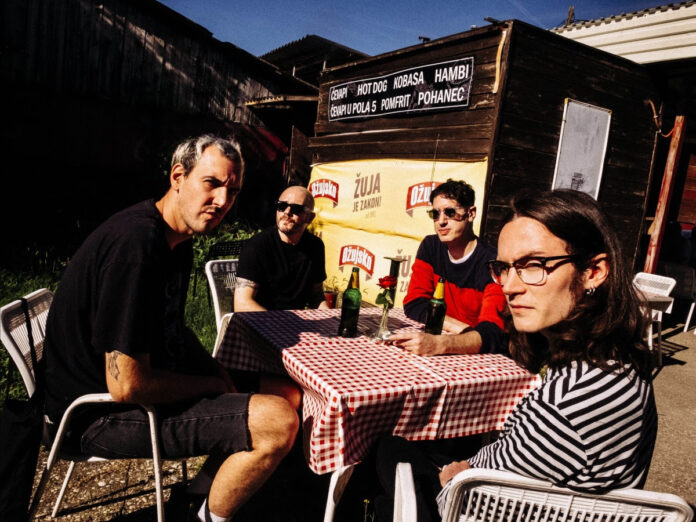 caspio feat voina - la band caspio attorno al tavolino di un bar