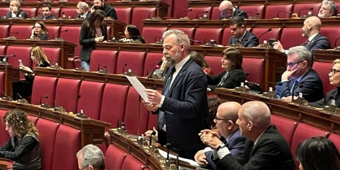 L'onorevole Amich, in piedi, esprime la dichiarazione di voto nella seduta del 12 febbraio 2026.