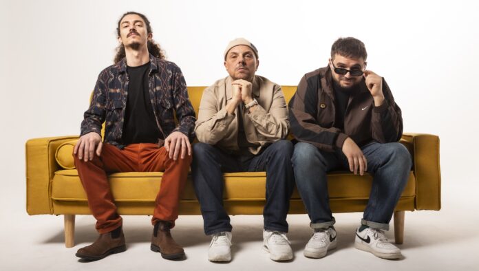 brusco e inna cantina in primo piano seduti su un divano - anima