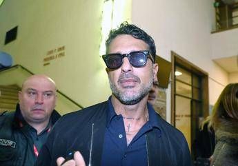 Corona sfida le ordinanze e torna su Instagram: “Trattative non ne facciamo”