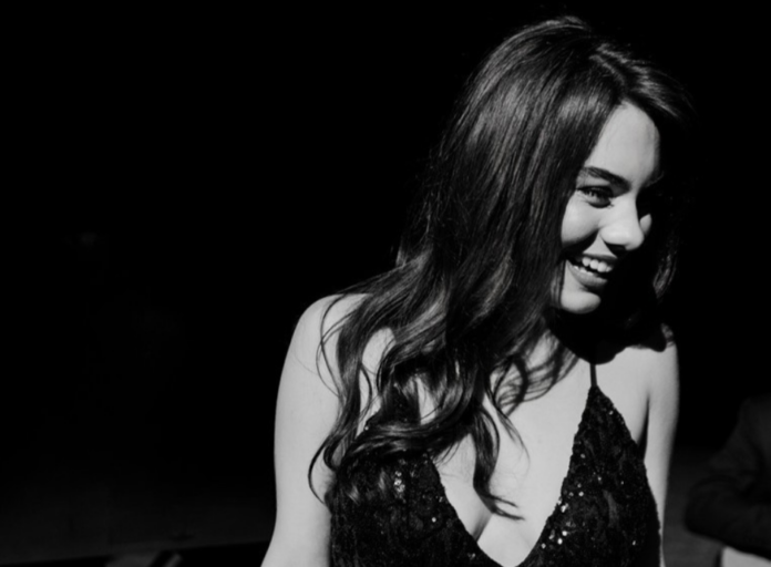 dicitencello vuje - el ma in primo piano sorridente, vestita di nero