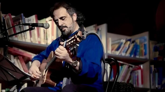 “Es lo mismo“ il nuovo libro di Angel Luis Galzerano - Zetatielle Magazine - Angel. Luis Galzerano 2 - Foto di Maurizio Balzarini angel luis galzerano intento a suonare la chitarra