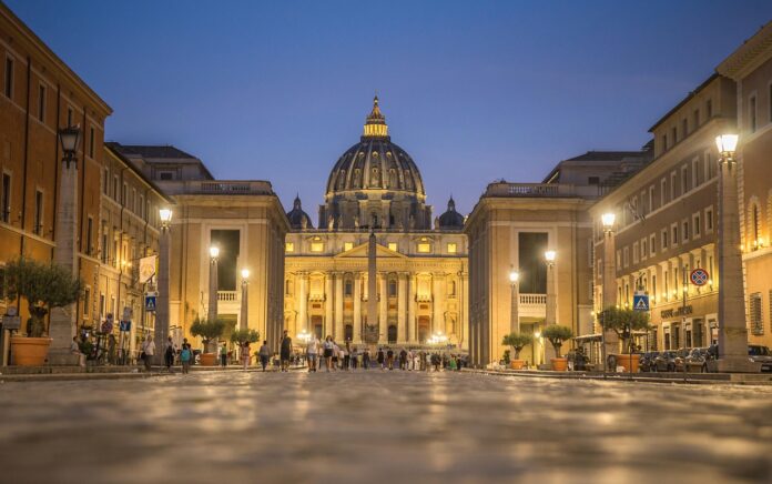 La Basilica di San Pietro celebra i 400 anni con eventi e grande innovazione digitale - Zetatielle Magazine - leonhard_niederwimmer-rome-7246885_1280 La Basilica di San Pietro oltre il visibile - una veduta della basilica con la piazza, la cupola, la foto è stata girata di notte