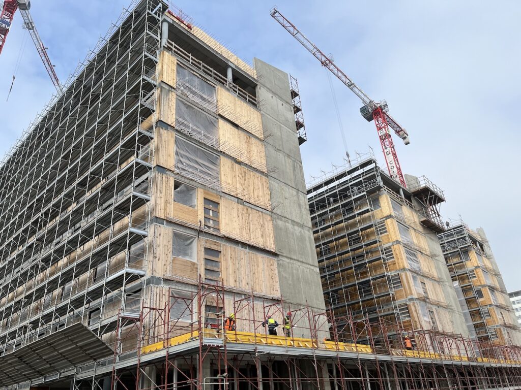 Milano-Cortina 2026 il villaggio olimpico in costruzione si vedono le pareti di legno