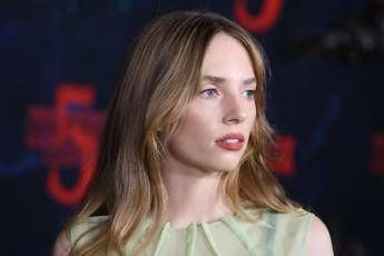 Maya Hawke si è sposata, alla cerimonia i colleghi di ‘Stranger Things’ – Le immagini
