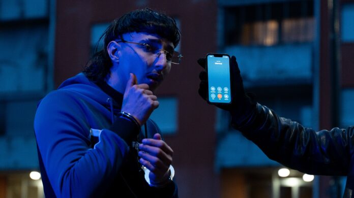 okeychoco in primo piano, le manette ai polsi