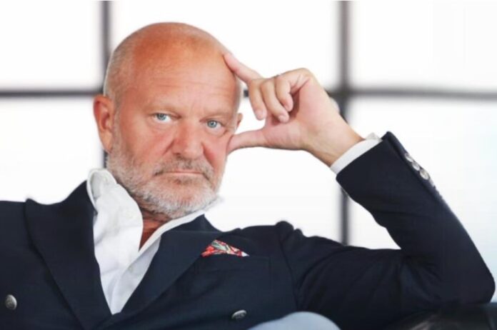 Pucci a Sanremo il politically correct diventa censura - L'uomo calvo seduto idossa giuacca scura camicia bianca, ha un'espressione seria e ha la testa appoggiata alla mano