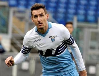 Quando il calciatore aiuta l’arbitro, i due precedenti di Miroslav Klose: ‘l’anti-Bastoni’