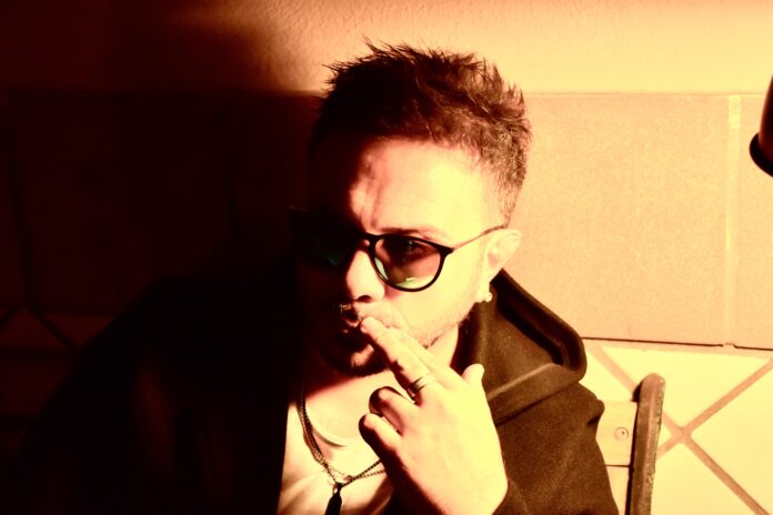 Resti in città e sogni altrove il nuovo racconto musicale di Modna - Zetatielle Magazine modna in primo piano in un frame dal video di resti in città