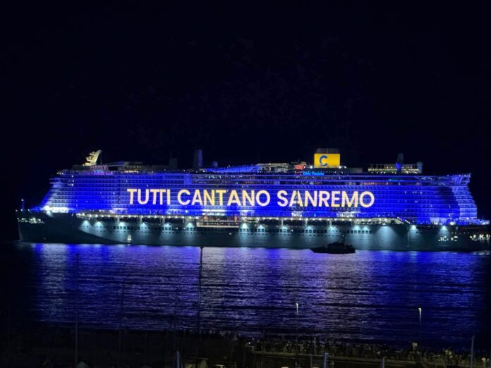 Scaletta serata cover 2026 - Zetatielle magazine scaletta serata cover 2026 - la nave da crociera di notte con la scritta sulla fincata tutti cantano sanremo