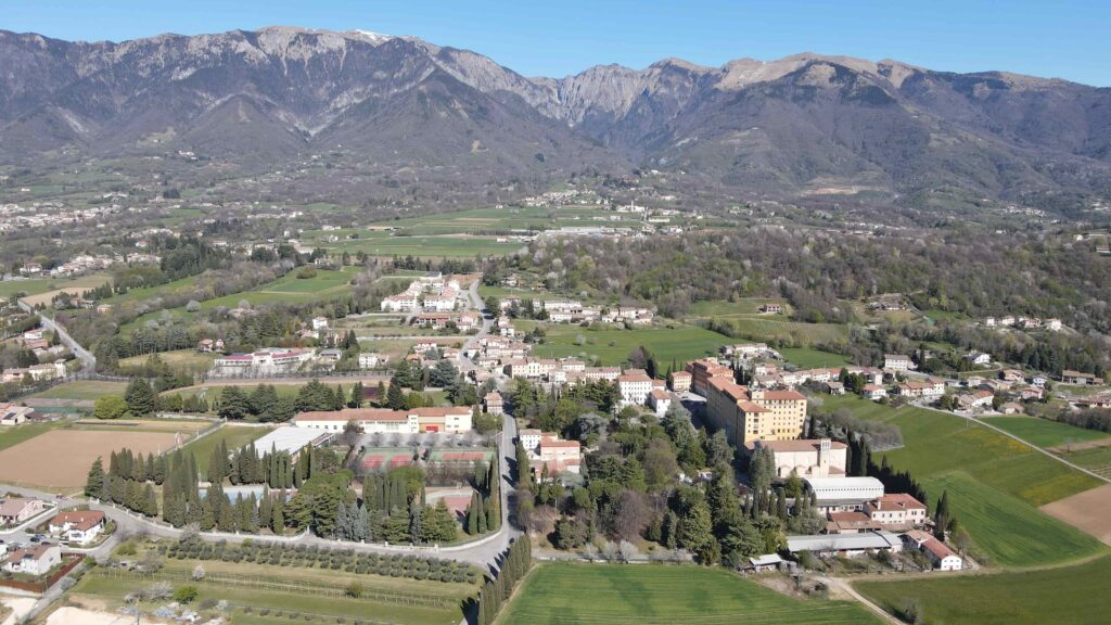 Istituti Filippin - una veduta panoramica del complesso scolastico in mezzo al verde e le montagne