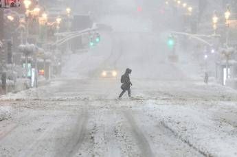 Tempesta di neve a New York, record storico dal 1963: oltre 40 milioni di persone in allerta