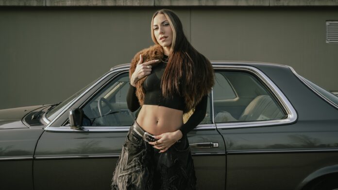 too much - beba appoggiata a una cacchina