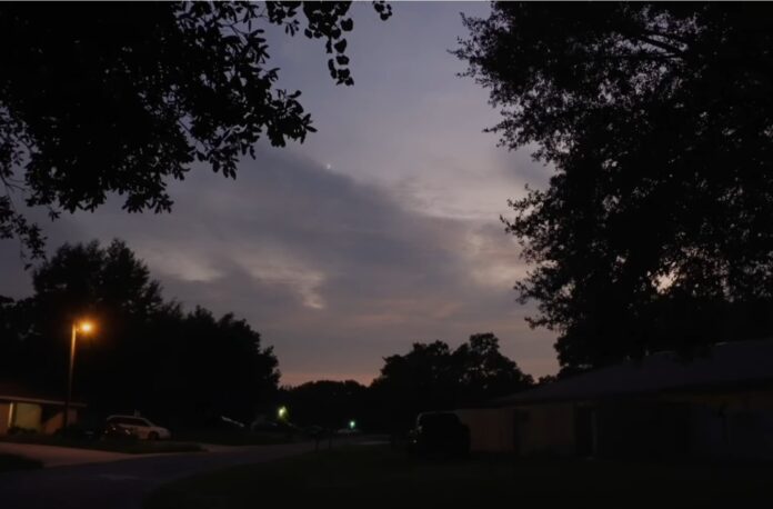 the perfect neighbor - una scena di notte con alberi ai lati e una casa al centro