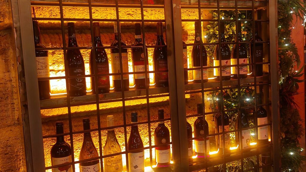 Ristorante Virgilio - una parete piena di bottiglie di vino e liquori