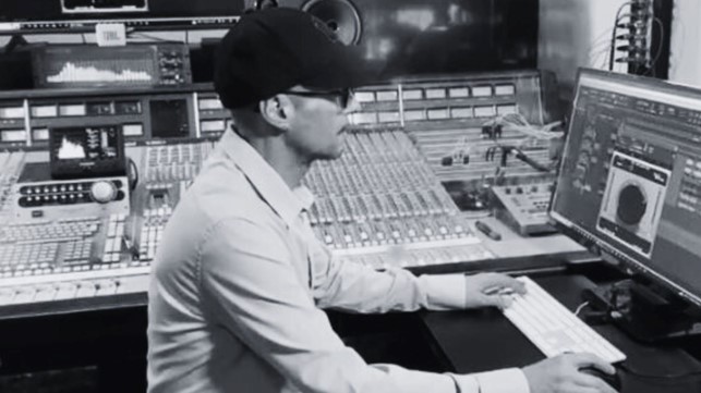 andrea fabiani nel suo studio di registrazione