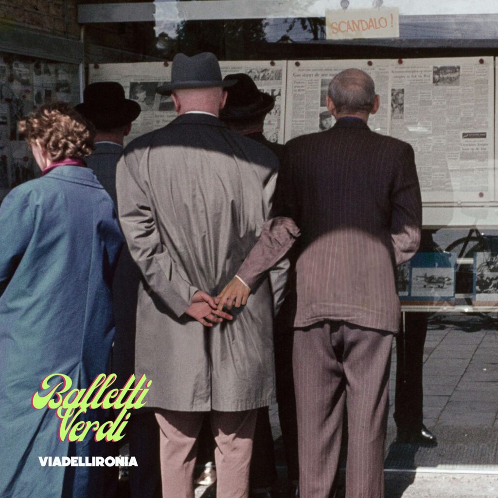 viadellironia - la copertina del nuovo album balletti verdi, che raffigura un gruppo di persone davanti ad un'edicola